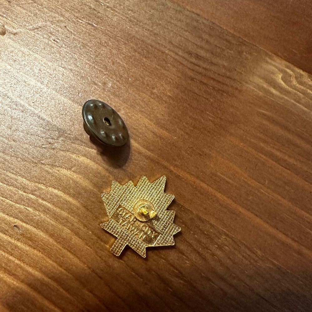 3/$10 🌼 Canadian Christian Pin